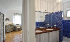 Li Conchi 8 | Ensuite Badezimmer von Schlafzimmer 3 mit Dusche und zwei Waschbecken Ensuite Bad und Schlafzimmer