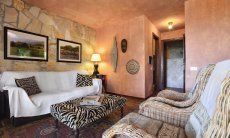 Apartment Country Club 2 | Rustikales, sardisch eingerichtetes Wohnzimmer Rustikales, sardisch eingerichtetes Wohnzimmer