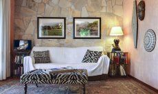 Apartment Country Club 2 | Wohnzimmer mit Steinwand und Dekorationen Wohnzimmer mit Steinwand und Dekorationen