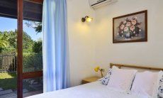 Villa Maria Lina | Schlafzimmer 2 mit Doppelbett und Terrassenzugang Schlafzimmer 2 mit Doppelbett und Terrassenzugang