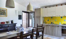 Villa Gaia | Vollausgestattete Küche mit Esstisch und Gartenzugang Vollausgestattete Küche mit Esstisch und Gartenzugang