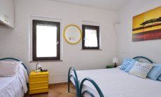 Villa Gaia | Schlafzimmer 2 mit Doppelbett und Einzelbett Schlafzimmer 2 mit Doppelbett und Einzelbett