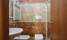 Villa Gaia | Bad mit Dusche und Bidet Bad mit Dusche und Bidet
