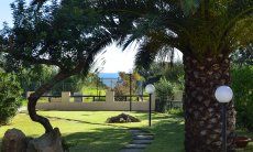 Villa Gaia | Großer Palmengarten vor dem Haus mit Blick aufs Meer und Tor zum Strand Großer Palmengarten vor dem Haus