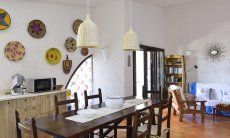 Villa Gaia | Wohnraum mit sardischer Dekoration und großem Esstisch Wohnraum mit sardischer Dekoration und großem Esstisch