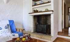 Villa Gaia | Sardischer Kamin vor der Sofa-Ecke Sardischer Kamin vor der Sofa-Ecke