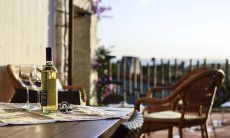 Li Conchi 7 | Die Terrasse mit Meerblick ist perfekt geeignet für den Verzehr von einem guten Wein Weisswein mit zwei Gläsern auf der Terrasse mit Meerblick von Li Conchi 7