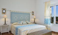 Li Conchi 7 | Schlafzimmer 1 mit Doppelbett und Fenster mit Gartenblick Schlafzimmer mit Doppelbett und Fenster Li Conchi 7