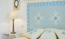 Li Conchi 7 | Schlafzimmer 1 mit Doppelbett und Kopfende im sardischen Stil Doppelbett mit Nachttisch und Lampe und Kopfende alle im sardischen Stil Li Conchi 7