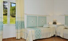 Li Conchi 7 | Schlafzimmer 2 mit zwei Einzelbetten und Blick ins Grüne Schlafzimmer mit 2 Einzelbetten und Blick ins Grüne Li Conchi 7