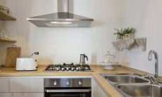 Li Conchi 7 | Küche mit Gasherd, Ofen und Spülmaschine Küche mit Ofen, Herd, Abzugshaube und großem Spülbecken im Ferienhaus Li Conchi 7