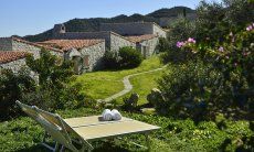 Li Conchi 7 | Liegeplatz vor dem Haus mit Blick auf die Natur Garten mit 2 Sonnenliegen vor dem Ferienhaus Li Conchi 7