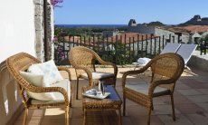 Li Conchi 7 | Terrasse mit gemütlichen Korbmöbeln und Sonnenliegen zum Ausspannen mit Meerblick Terrasse mit Korbmöbeln und Meerblick Ferienhaus Li Conchi 7