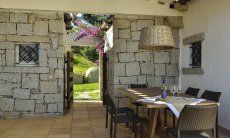 Li Conchi 7 | Überdachter Esstisch auf der Terrasse zum Essen im Freien Überdachter Esstisch auf der Terrasse von Li Conchi 7