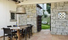 Li Conchi 9 | Großer Tisch auf der überdachten Terrasse Esstisch für 6 Personen auf der überdachten Terrasse von Li Conchi 9, Cala Sinzias