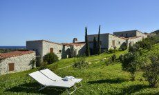 Li Conchi 9 | Sonnenliegen im Garten laden zum Entspannen ein Blick vom Ferienhaus Li Conchi 9, Cala Sinzias
