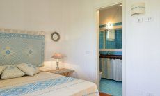 Li Conchi 9 | Schlafzimmer 1 mit Blick in das Ensuite Bad Schlafzimmer mit Doppelbett und Ensuite Bad