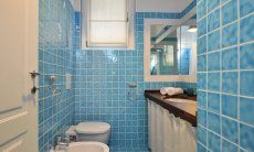 Li Conchi 9 | Bad 1 vom Schlafzimmer 1 Hellblau gekacheltes Bad mit Dusche Li Conchi 9, Cala Sinzias