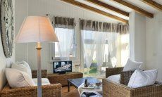 Li Conchi 9 | Helles Wohnzimmer mit Panoramafenster Sofagarnitur im Wohnzimmer von Li Conchi 9, Cala Sinzias