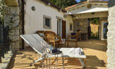 Li Conchi 2 | Große Terrasse mit Sitz- und Liegemöbeln zwischen den Wohneinheiten des Hauses Terrasse
