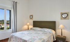 Li Conchi 2 | Schlafzimmer 1 mit Doppelbett und Blick in den Garten Schlafzimmer 1