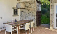 Li Conchi 10 | Essen im Freien unter dem überdachten Teil der Terrasse Esstisch auf der überdachten Terrasse Li Conchi 10, Cala Sinzias