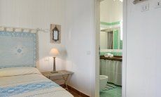 Li Conchi 10 | Schlafzimmer 1 mit privatem Bad Schlafzimmer mit Doppelbett und Bad Li Conchi 10, Cala Sinzias