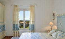 Li Conchi 10 | Schlafzimmer 1 mit Blick in den Garten Schlafzimmer mit Gartenblick Li Conchi 10, Cala Sinzias