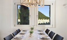 Li Conchi 10 | Praktischer Esstisch Esstisch am Fenster mit Blick Li Conchi 10, Cala Sinzias