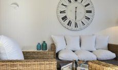 Li Conchi 10 | Gemütliches Korbsofa und große Wanduhr Sofa Li Conchi 10, Cala Sinzias