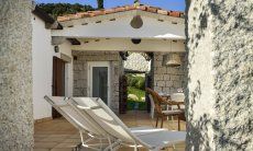 Li Conchi 17 | Die teilüberdachte Terrasse mit Liegestühlen, Sofa und Esstisch wird zum Wohnzimmer im Freien Li Conchii 17 Patio