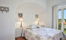 Li Conchi 17 | Schlafzimmer 1 mit Doppelbett und Blick in den Garten Schlafzimmer 1 mit Blick