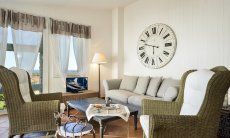 Li Conchi 17 | Sofa und große Fenster im Wohnzimmer Wohnzimmer