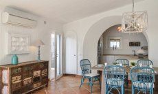 Li Conchi 26 | Wohnzimmer mit Esstisch und Blick in die Küche Wohnzimmer
