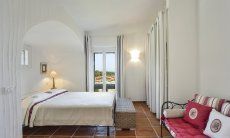 Li Conchi 26 | Schlafzimmer 1 mit Doppelbett und Sofa Schlafzimmer 1