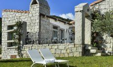 Li Conchi 44 | Garten mit Sonneliegen und Haus im Hintergrund Garten mit Haus