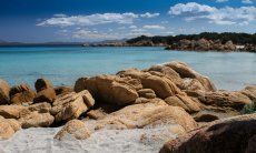 Cala Capriccioli mit verrückt geformten Felsen und glasklarem Wasser