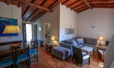 Villetta 12 | Wohnenbereich mit Sofa und Esstisch Wohnenbereich mit Sofa und Esstisch