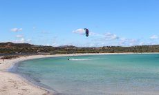 Strand Lu Impostu mit Kitesurfer