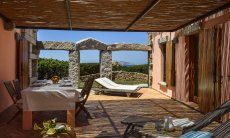 Villa Domus 9d | Überdachte Terrasse mit Esstisch Überdachte Terrasse mit Esstisch