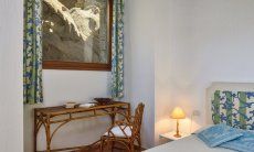 Villa Domus 9d | Schlafzimmer 1 mit Felsformation vor dem Fenster Schlafzimmer 1 mit Felsformation vor dem Fenster