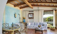 Villa Domus 9d | Helles Wohnzimmer mit großer Glasfront Helles Wohnzimmer mit großer Glasfront