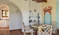 Villa Domus 9d | Esstisch im Wohnbereich und Blick in die Küche Esstisch im Wohnbereich und Blick in die Küche