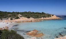 Kristallklares Wasser auf dem weißen, sandigen Grund vom Strand Romazzino