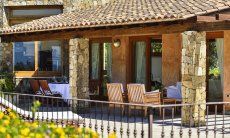 Villa Torretta Chia | Blick auf den Ess-und Loungebereich der Terrasse Blick auf den Ess-und Loungebereich der Terrasse