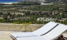 Blick von Villa Torretta Chia über die Landschaft bis zum Meer von Chia