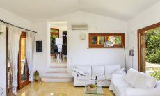 Villa Torretta Chia | Heller Wohnbereich mit großen Fensterfronten Heller Wohnbereich mit großen Fensterfronten