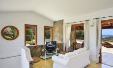 Villa Torretta Chia | Wohnraum mit Fernsehecke Wohnraum mit Fernsehecke