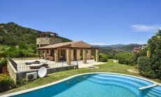 Villa Torretta Chia | Großer Pool und Haus ganz obern auf dem Hang Großer Pool der Villa Torretta Chia