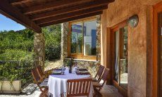 Villa Torretta Chia | Überdachter Essbereich auf der großen Terrasse Überdachter Essbereich auf der großen Terrasse